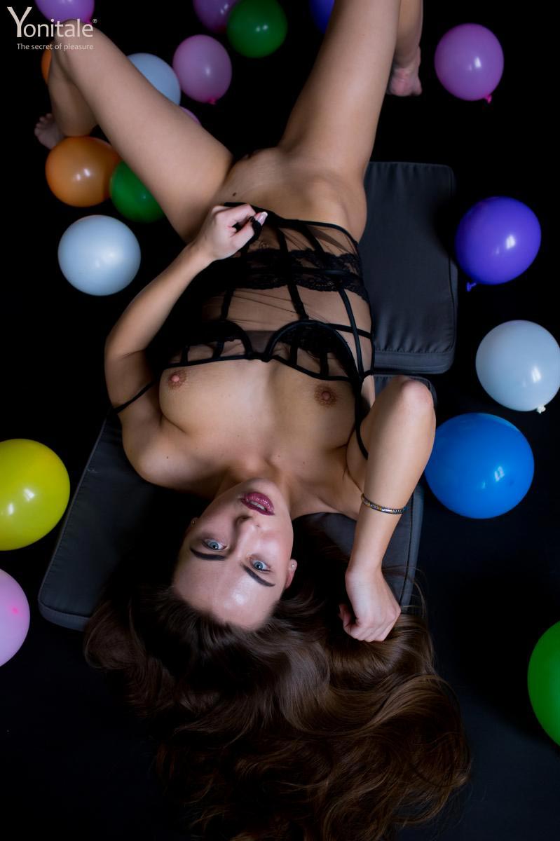 Helen Y Naked with Balloons