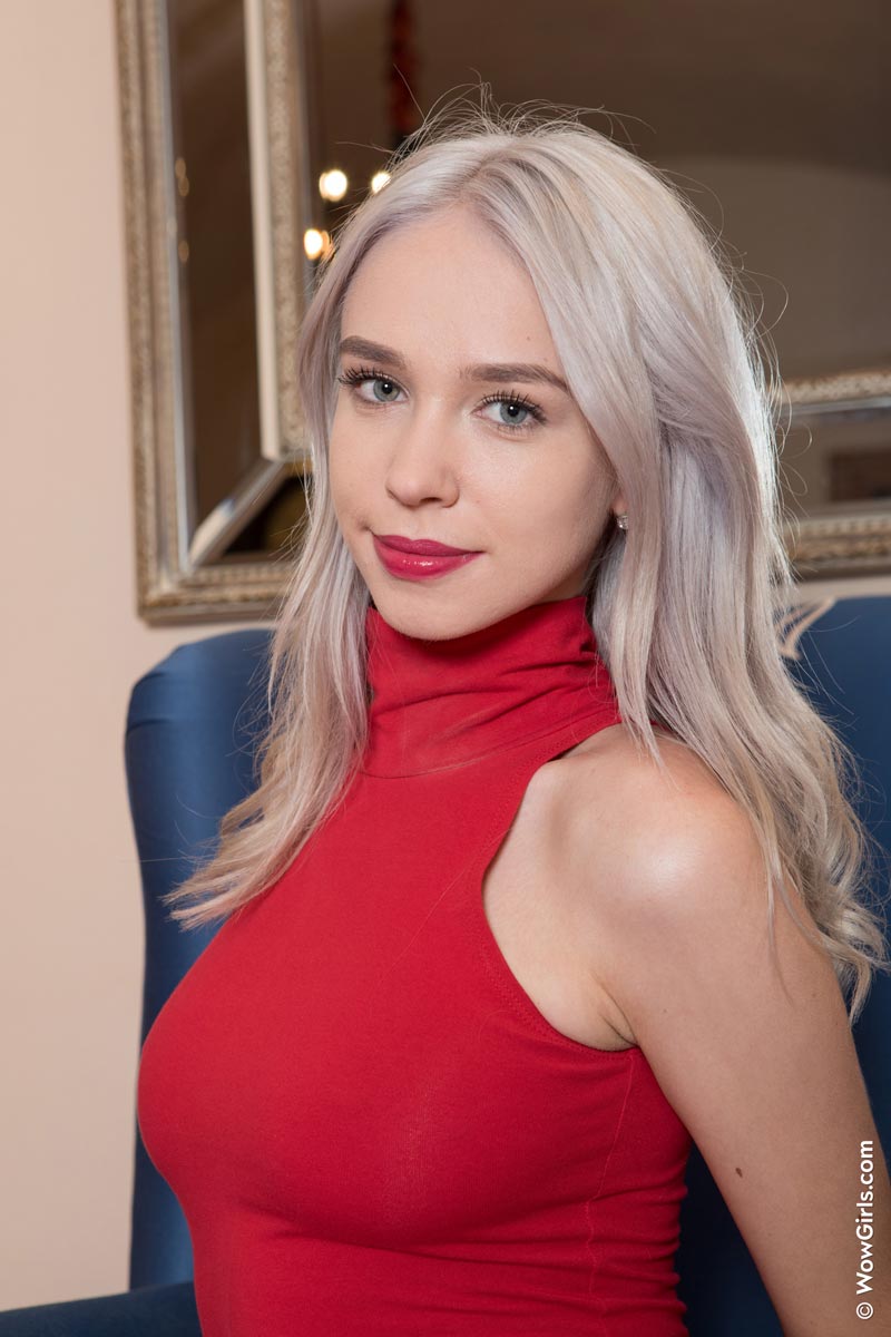 Arteya Sexy Blonde in Red