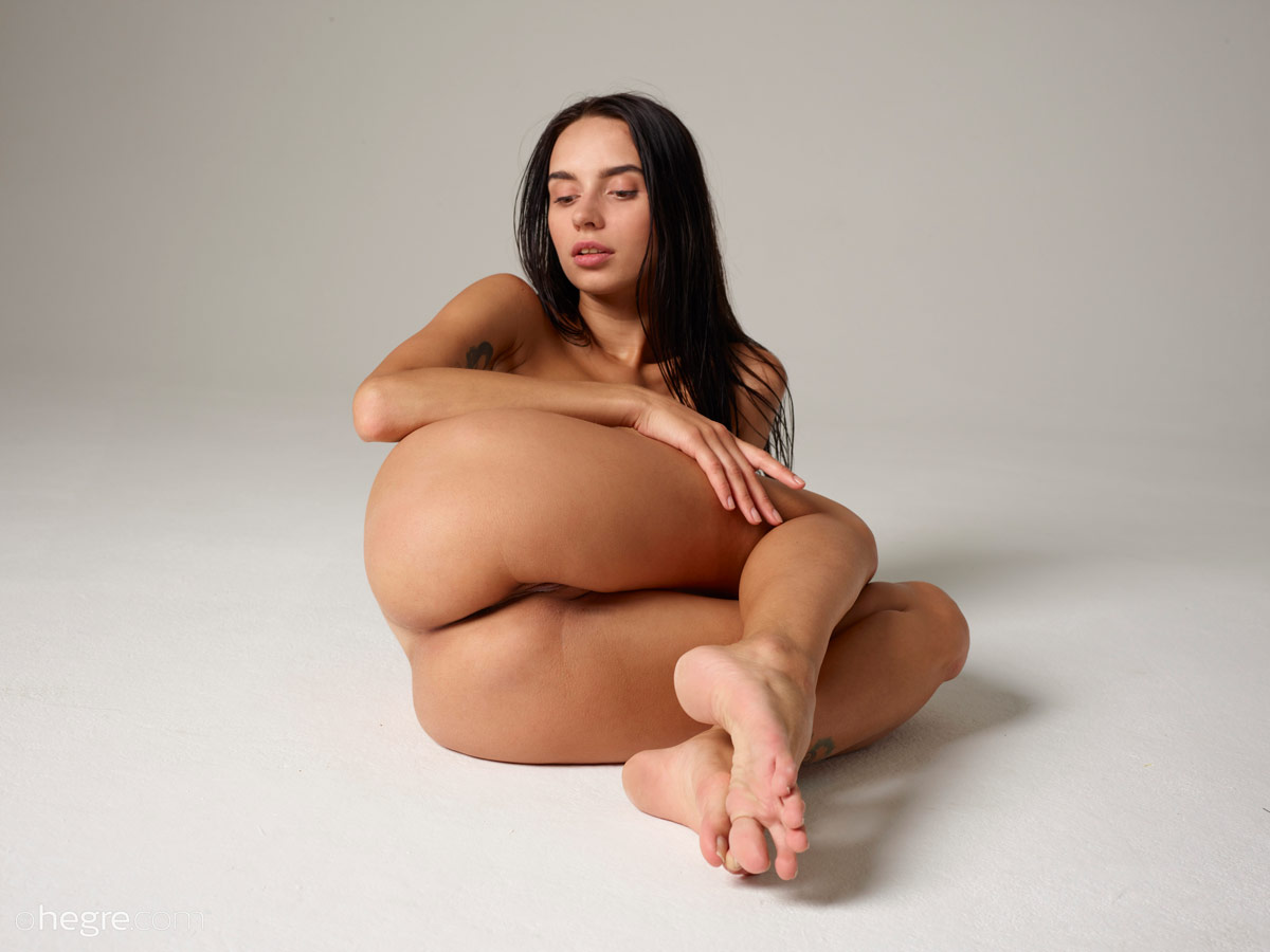 Dita V Toned Nude Model