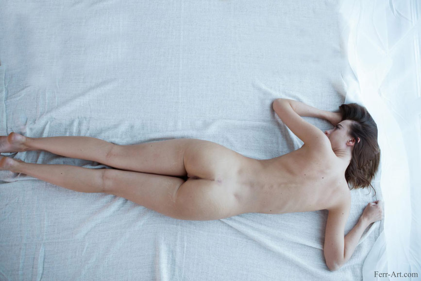 Leyla Skinny Nude Model