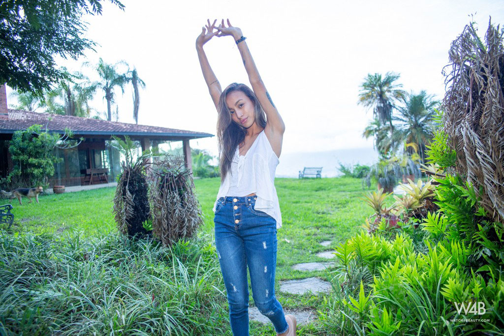 Camila Luna in Jeans