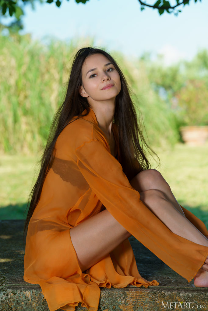Leona Mia in Orange