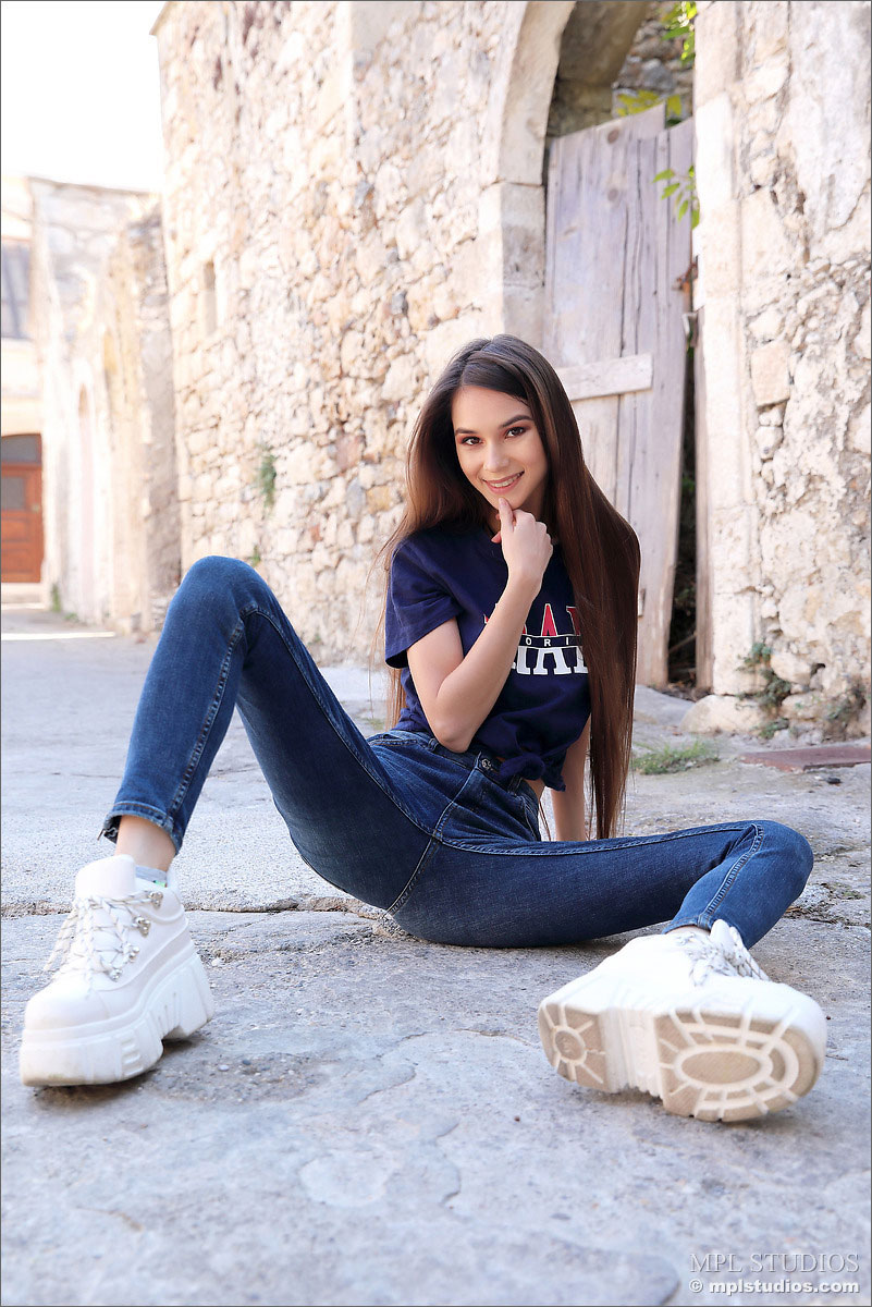 Leona Mia in Jeans