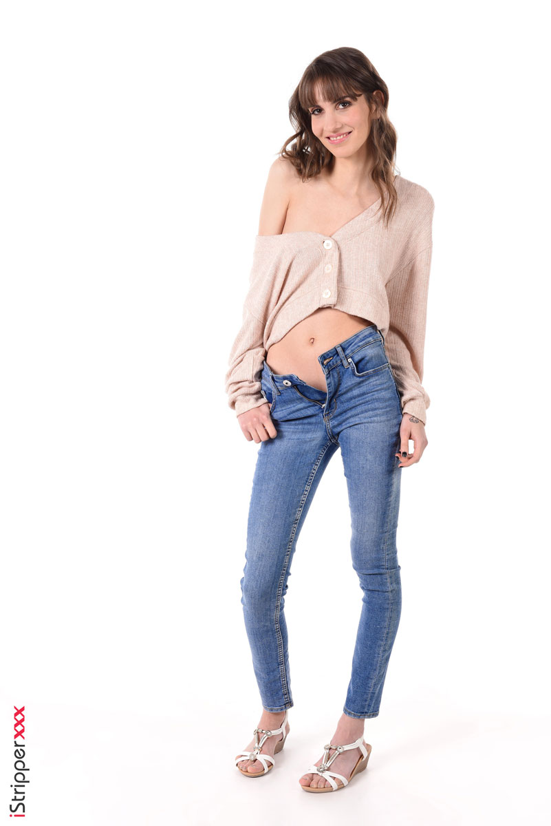Lili Charmelle Slim Babe in Jeans
