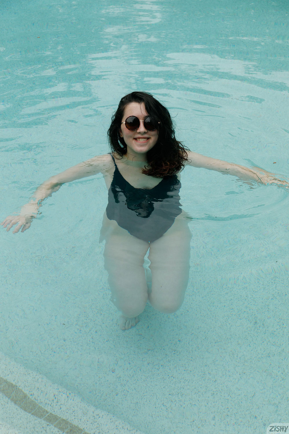 Ophelia Palantine Cools Down in the Pool