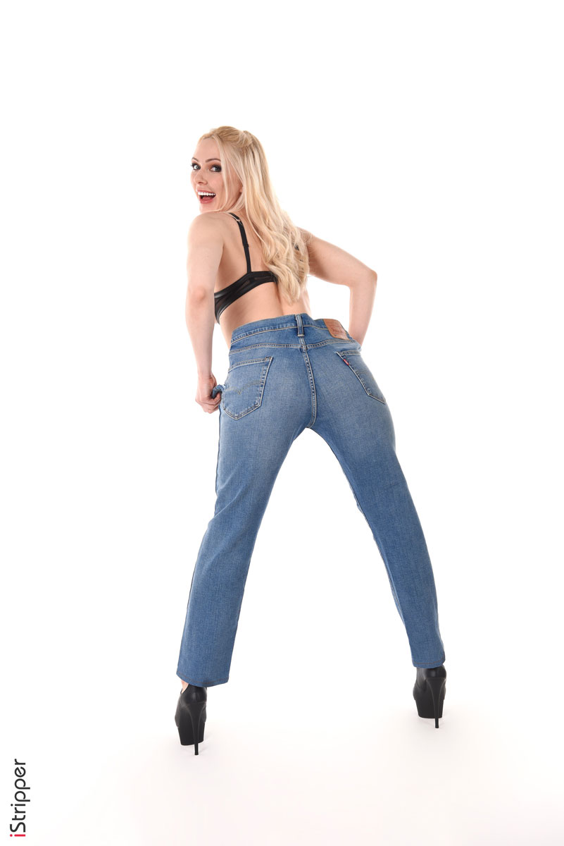 Anna Delos in Jeans