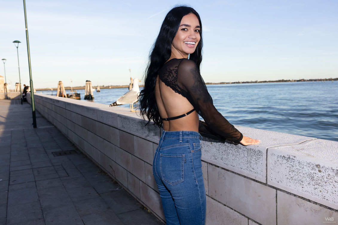 Dulce in Tight Jeans