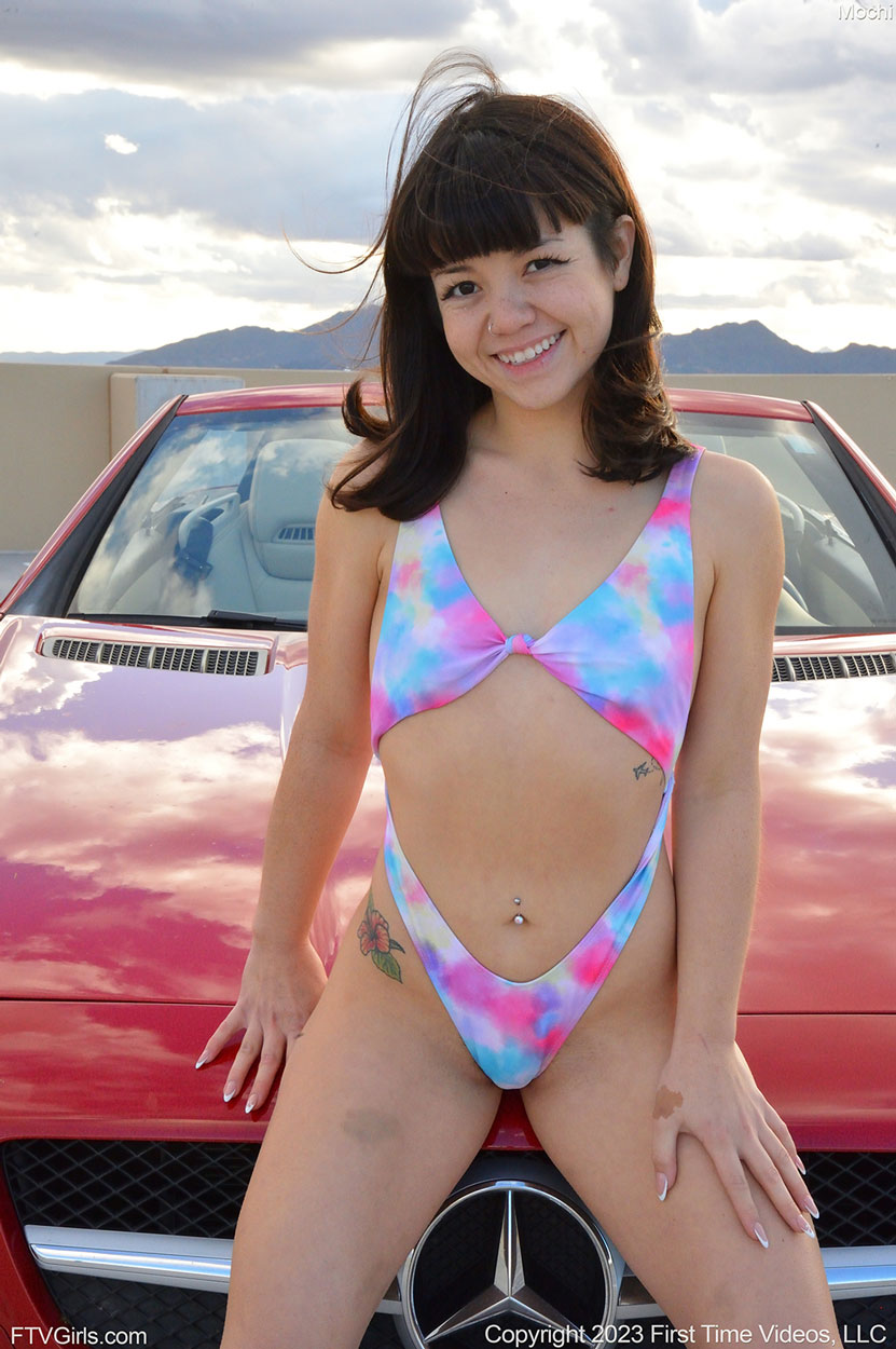 Mochi Hot Spinner in Bikini